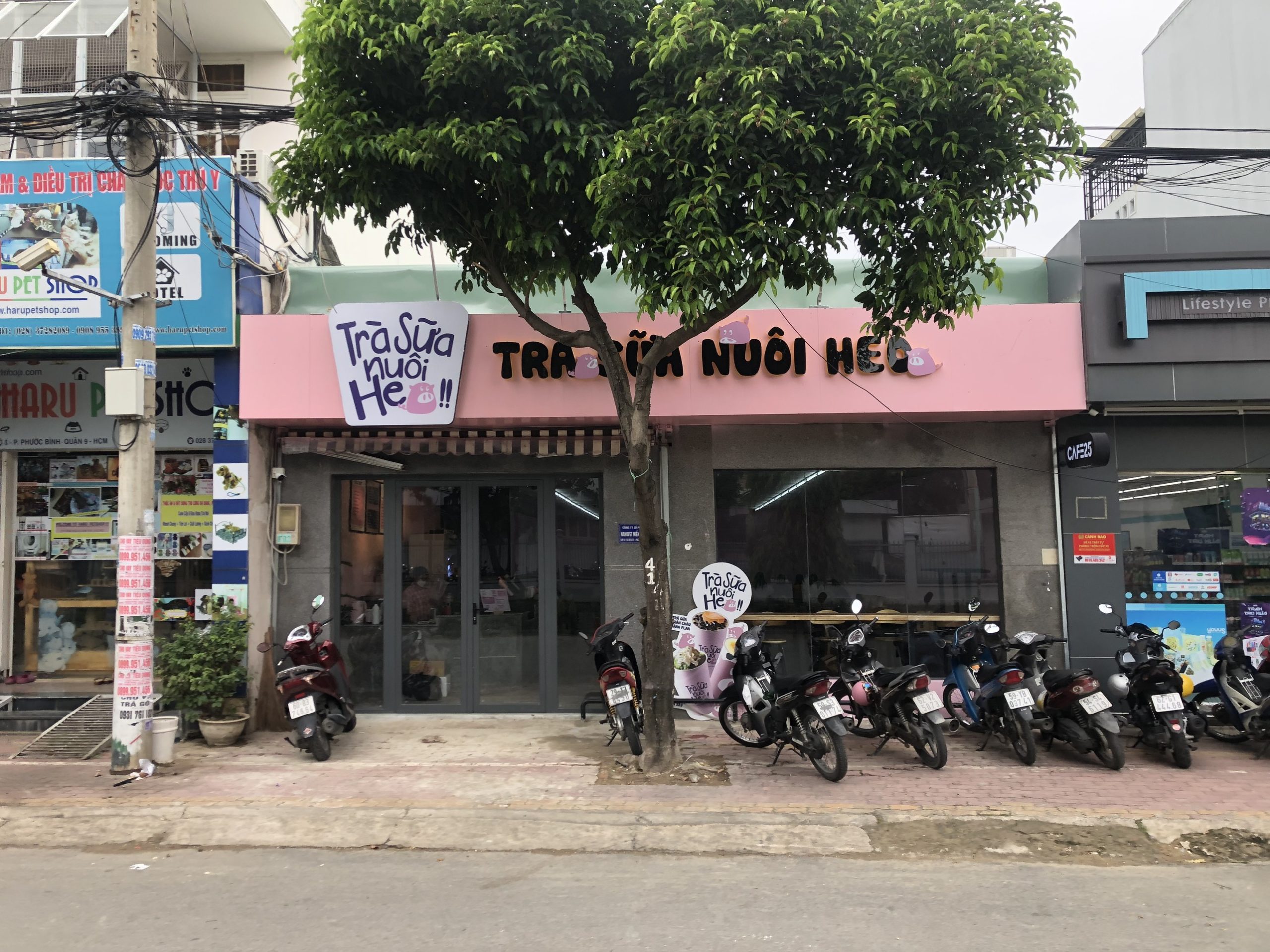 Bên ngoài quán Trà Sữa Nuôi Heo