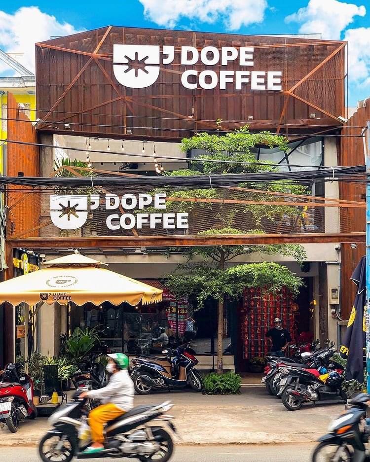 Phía ngoài quán cafe DOPE Coffe