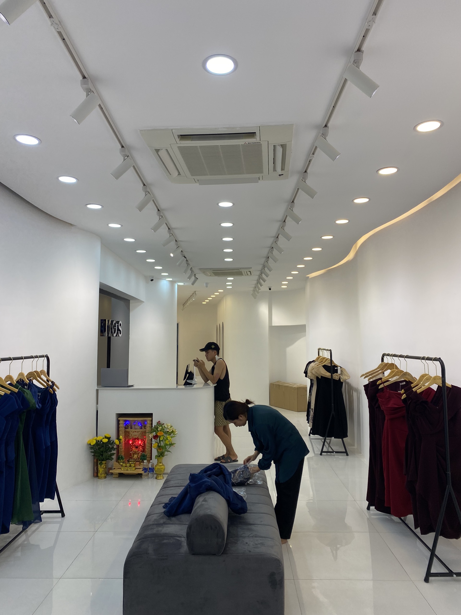 Không gian trong shop quần áo trước khi lắp loa