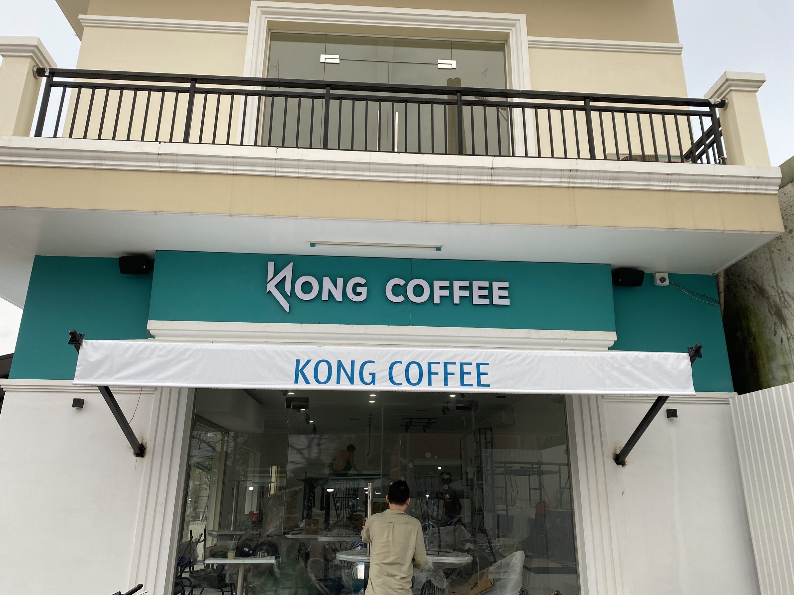 Phía ngoài quán cafe được AHK lắp loa hộp treo tường nghe nhạc